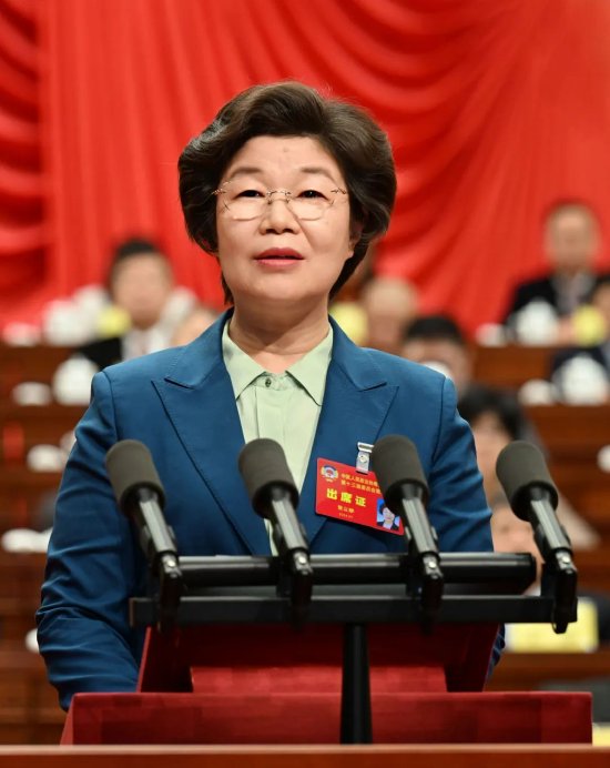 张义珍代表政协江苏省第十三届委员会常务委员会作工作报告。