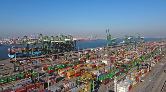 这是12月18日拍摄的天津港太平洋国际集装箱码头（无人机照片）。 新华社记者 赵子硕 摄